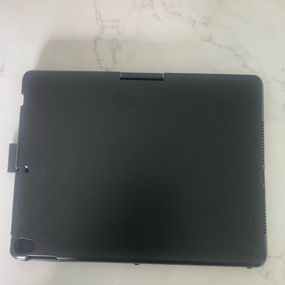 2017 iPad Pro 10.5 with QWERTY keyboard case. - Picture 3 of 13